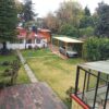 Jardín y estacionamiento