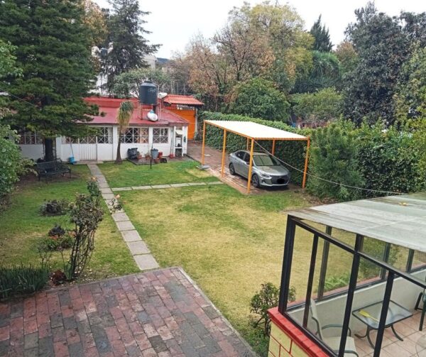 Jardín y estacionamiento